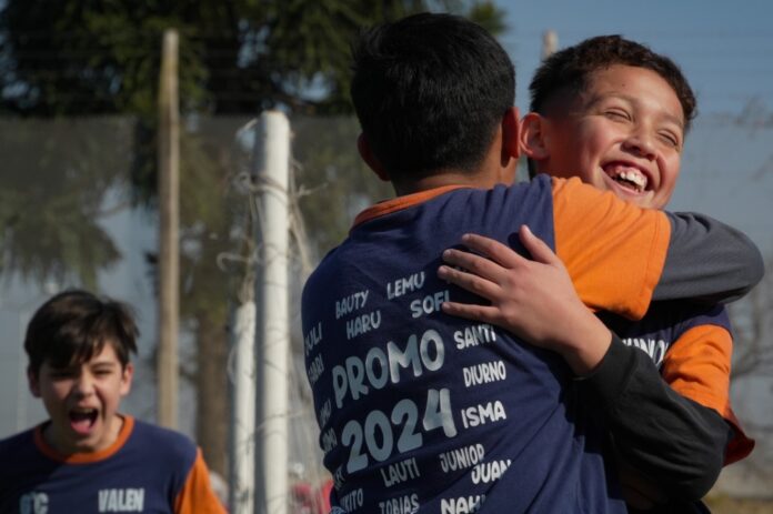 Niños abrazo