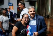 Llaryora entregó escrituras a 300 familias de Córdoba capital